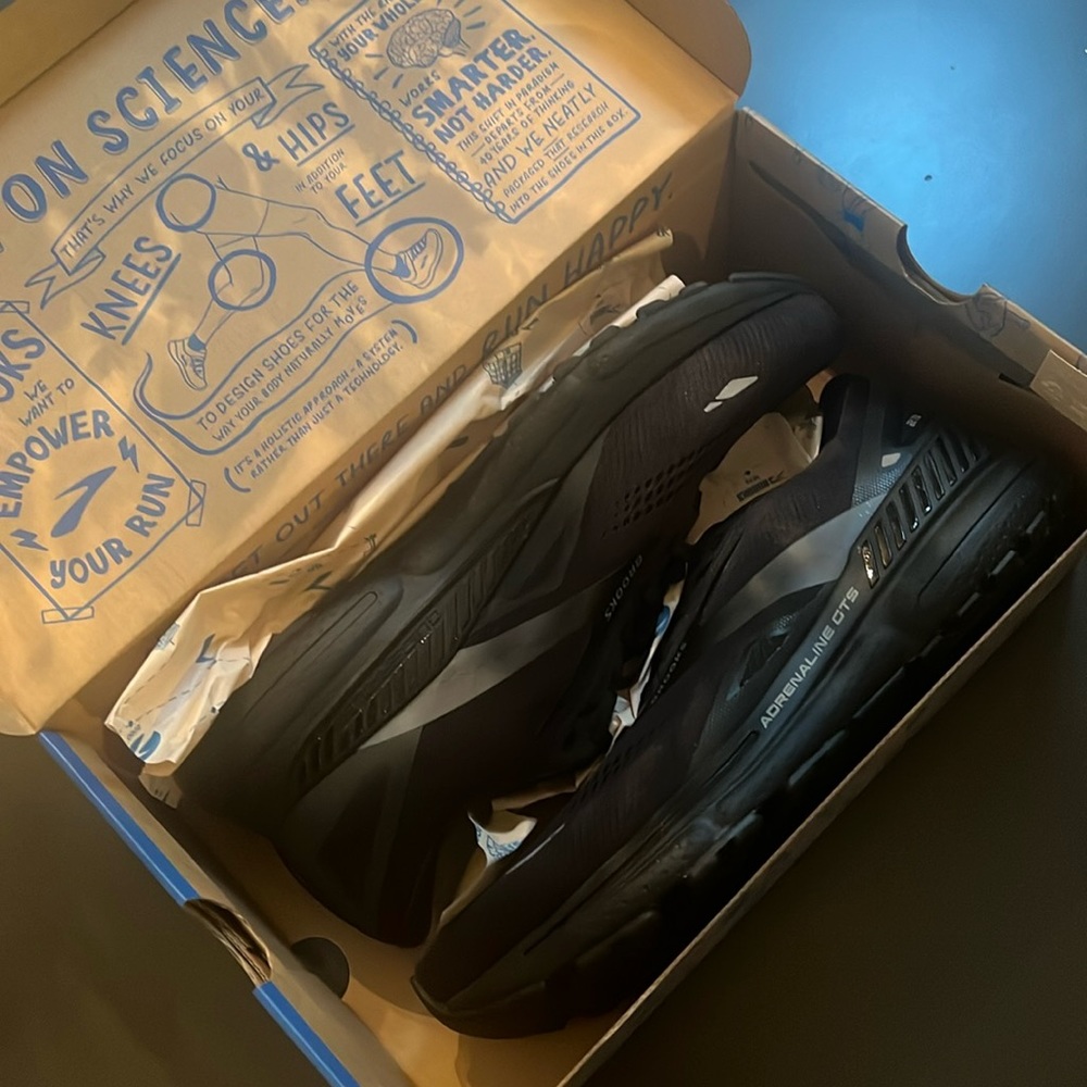 BRAND NEW IN BOX Men’s Brooks running shoes Adrenaline GTS 23 WIDE